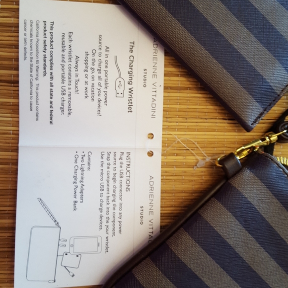 Adrienne Vittadini wristlet - Picture 2 of 2